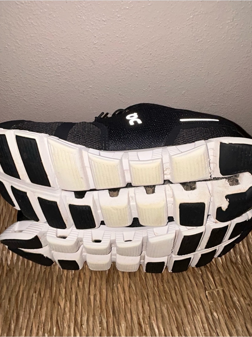 On Cloud 5 Women’s Black & white Athletic Running Shoes - Picture 6 of 8
